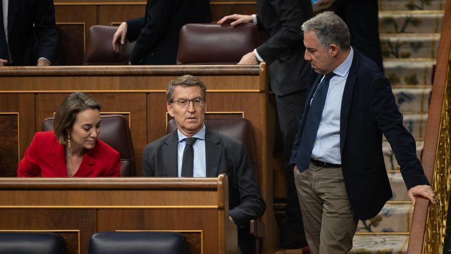 El líder del PP, Alberto Núñez Feijóo, junto a su número dos, Cuca Gamarra, y el vicesecretario Elías Bendodo en el pleno del Congreso.