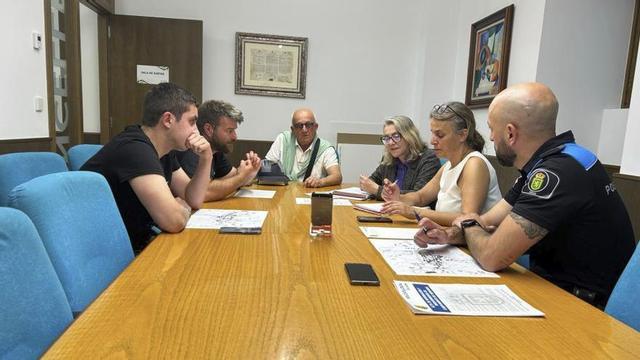Asistentes al encuentro de coordinación por las Festas de Verán.