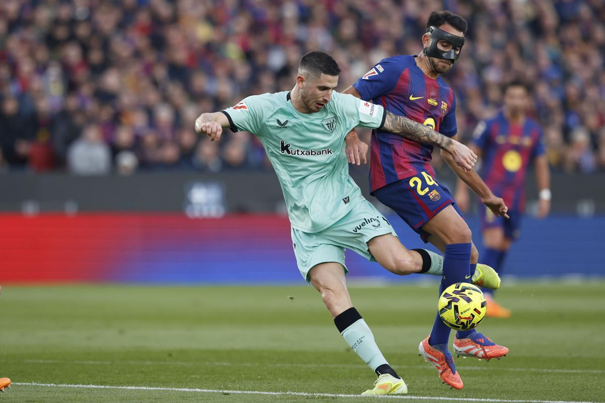 BARCELONA , 22/11/2025.- El centrocampista del Athletic Oihan Sancet (i) intenta un remate ante Eric García, del Barcelona durante el partido de LaLiga entre el Barcelona y el Athletic Club, este sábado en el Camp Nou. EFE/ Quique García