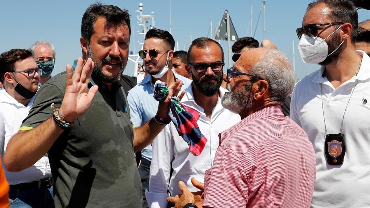 Salvini habla con algunos de sus seguidores en Crotone.