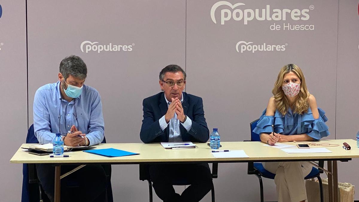 Gerardo Oliván, Luis María Beamonte y Mar Vaquero, en la reunión celebrada esta mañana con el grupo del PP en la Diputación Provincial de Huesca.