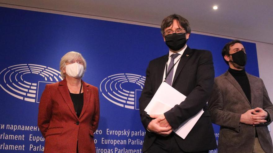 Els eurodiputats Carles Puigdemont, Clara Ponsatí i Toni Comín a l&#039;entrada de la vista pel suplicarori el 14 de gener de 2021 al Parlament Europeu.