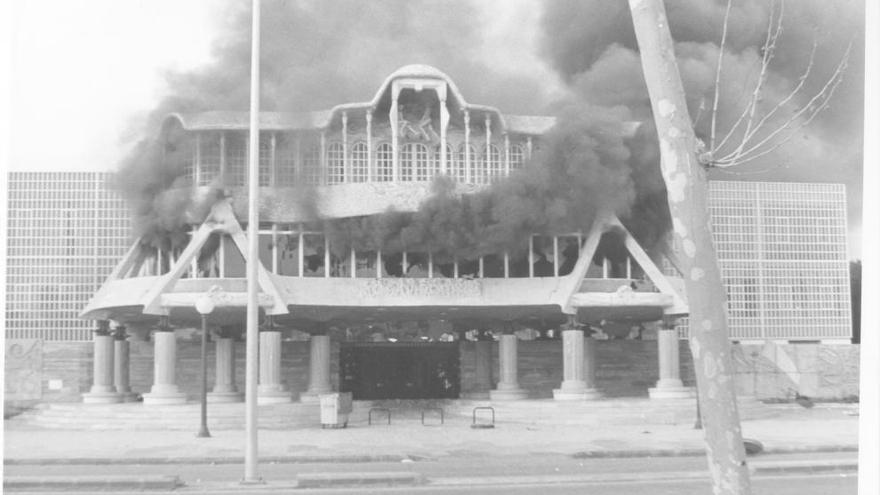 Una imagen de la Asamblea todavía con humo