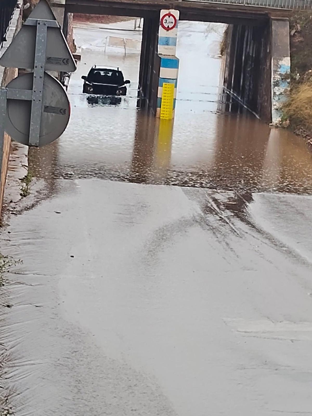 Nules: vehículo atrapado en un paso subterráneo cortado y señalizado