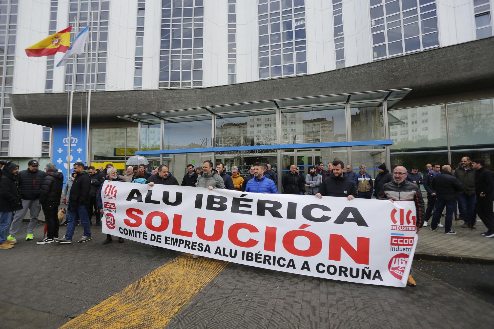 Extrabajadores de Alu Ibérica exigen soluciones a su futuro
