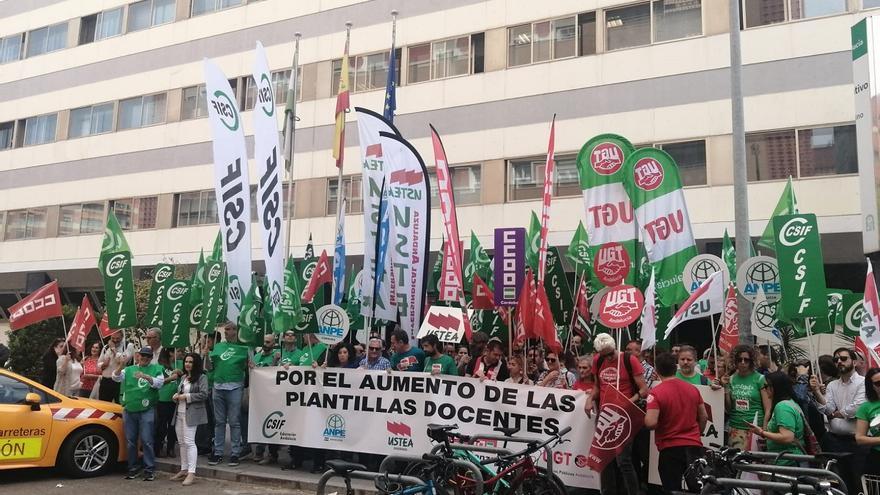 Protesta de los sindicatos de la enseñanza pública para exigir el aumento de la plantilla docente