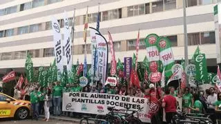 Los sindicatos de la enseñanza protestan para exigir el aumento del número de docentes