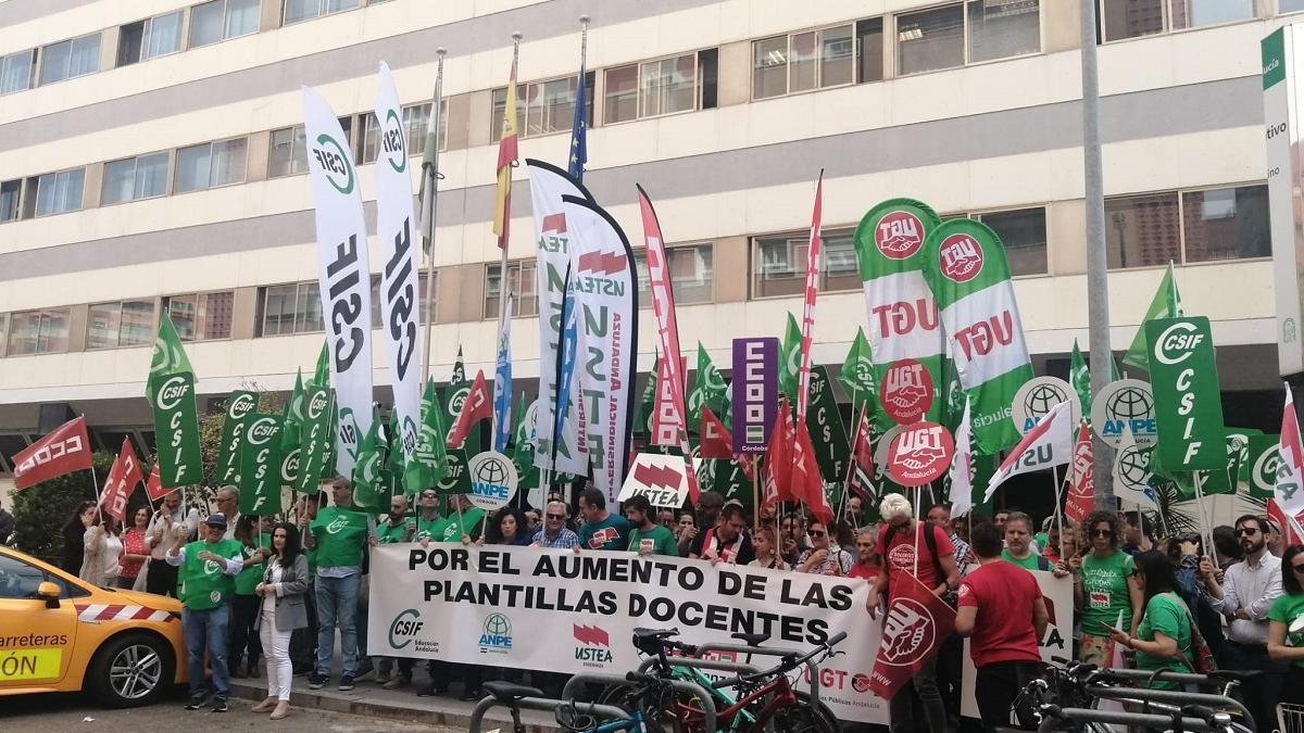 Concentración sindical en Córdoba para pedir un incremento en las plantillas docentes.
