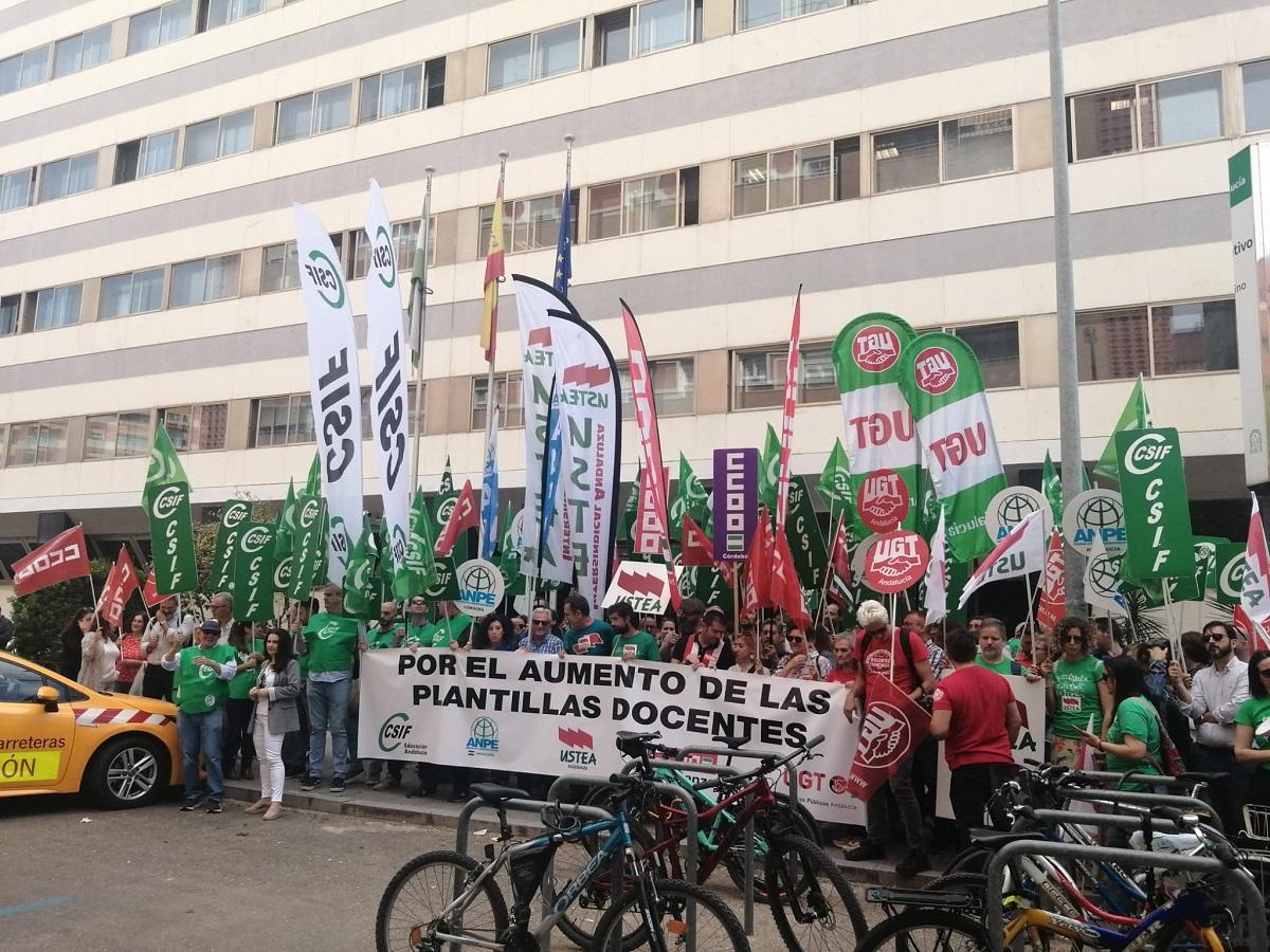 Concentración sindical en Córdoba para pedir un incremento en las plantillas docentes.