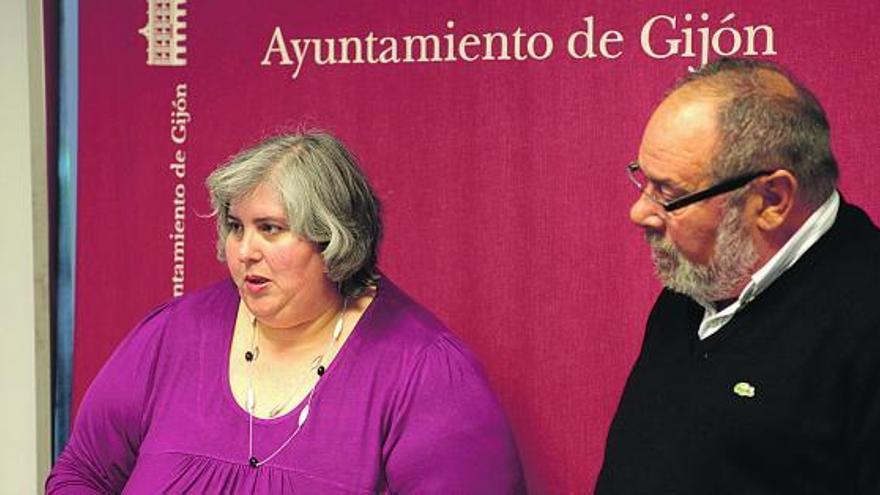 Dulce Gallego y Faustino García, ayer, presentando la aportación municipal a la «Hora del planeta».