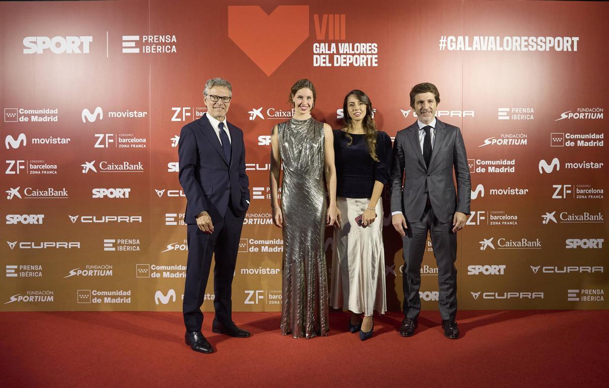 Iris Tió, junto a Joan Vehils y Iulene Servent, director y subdirectora del Diario Sport y Sergi Guillot, director general de Prensa Ibérica.