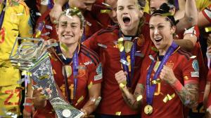 Alexia, Irene y Jenni levantando el trofeo de la Nations League