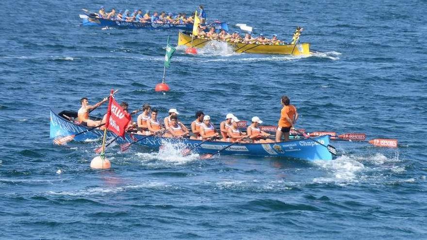 Una de las regatas disputadas en la jornada de ayer en aguas de Meira. // Gonzalo Núñez