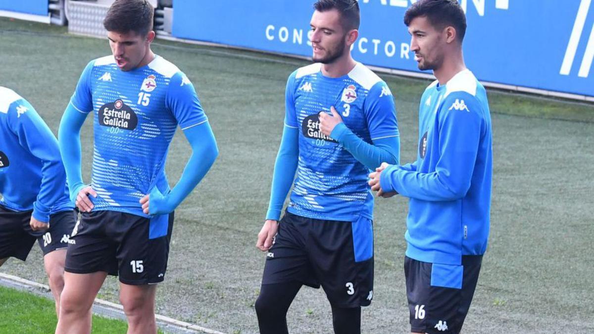 Trigueros, a la derecha, junto a Víctor y Lapeña. | // VÍCTOR ECHAVE