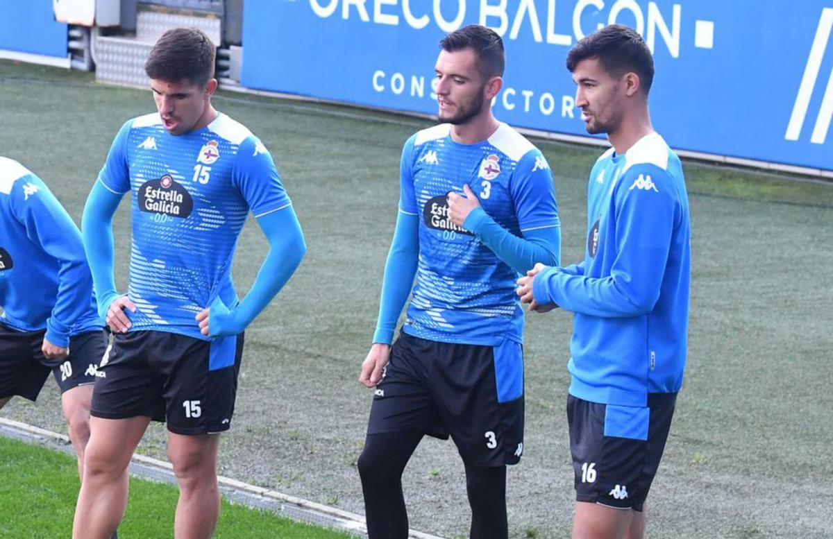 Trigueros, a la derecha, junto a Víctor y Lapeña. | // VÍCTOR ECHAVE