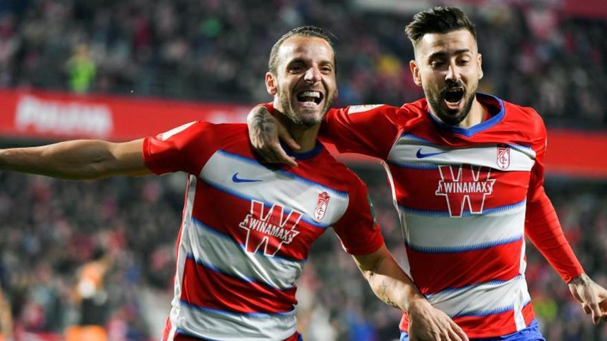 Roberto Soldado celebra un gol del Granada.