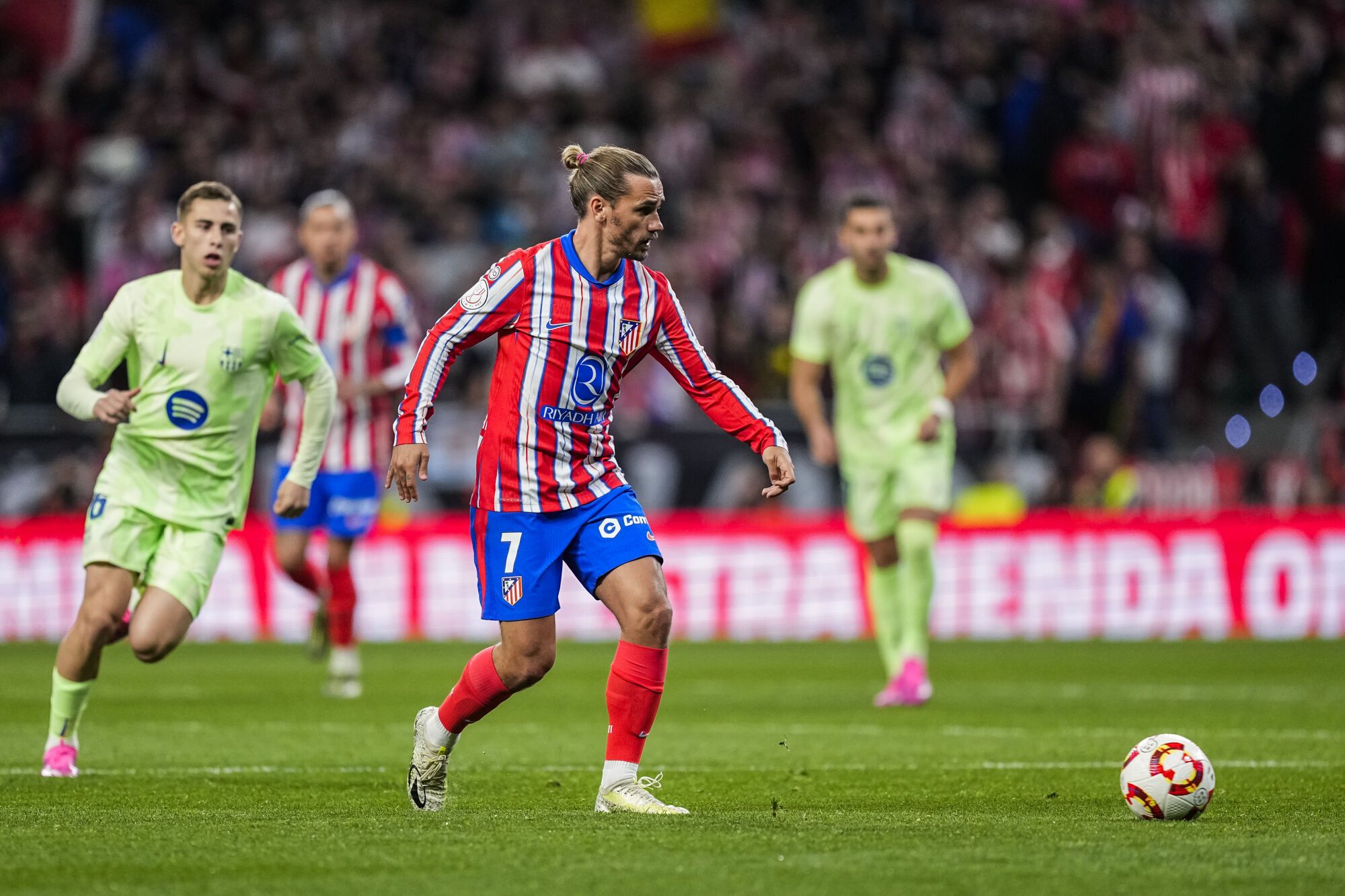 Antoine Griezmann of Atletico de Madrid in action during the Spanish Cup, Copa del Rey, football match Semifinal Second Leg played between Atletico de Madrid and FC Barcelona at Riyadh Air Metropolitano on April 02, 2025, in Madrid, Spain. AFP7 02/04/2025 ONLY FOR USE IN SPAIN. Oscar J. Barroso / AFP7 / Europa Press;2025;SPAIN;SPORT;ZSPORT;SOCCER;ZSOCCER;Atletico de Madrid v FC Barcelona - Copa del Rey 2024/2025 - Semifinal;