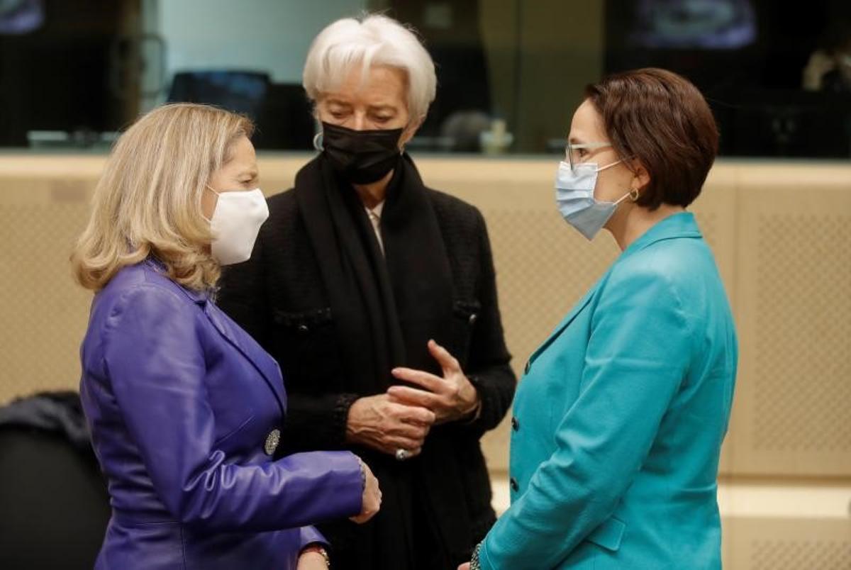 La vicepresidenta primera del Gobierno, Nadia Calviño, junto a la presidenta del Banco Central Europeo (BCE), Christine Lagarde, y la ministra luxemburguesa de Finanzas, Yuriko Backes, durante la reunión del Eurogrupo de este pasado 17 de enero de 2022, en Bruselas.