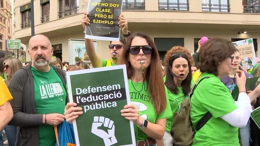 Vagues educatives, policies infiltrats i xantatge institucional