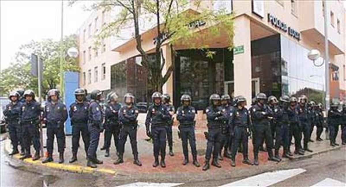 Policies nacionals antiavalots protegeixen la seu la Policia Local de Coslada, divendres passat després de les detencions. Policies nacionals antiavalots protegeixen la seu la Policia Local de Coslada, divendres passat després de les detencions.