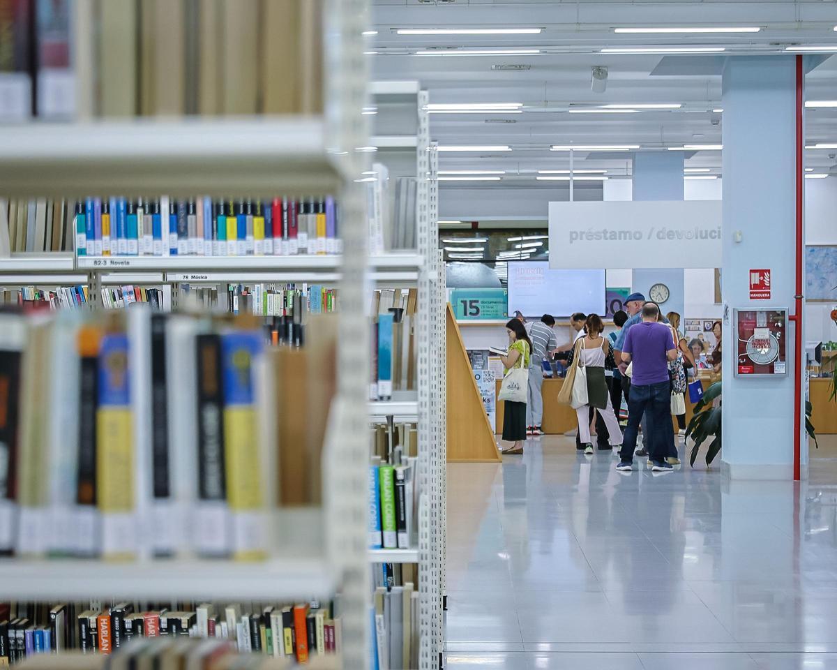 Unas estanterías de la Biblioteca Regional.