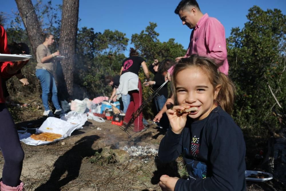 Cientos de personas dan la bienvenida al otoño disfrutando de una jornada en familia degustando castañas asadas.