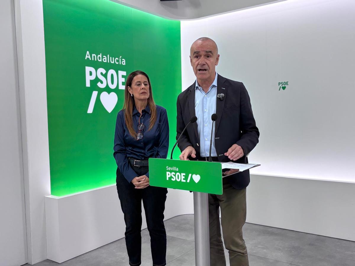 Antonio Muñoz, portavoz del PSOE municipal en Sevilla, junto a su concejal, Sonia Gaya, denuncia la liquidación del presupuesto de 2025