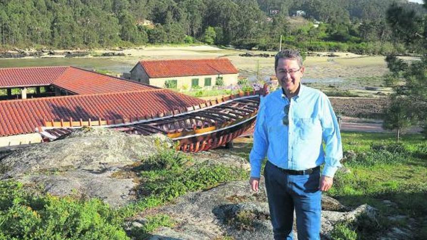 Miguel Pérez, ante una de las viejas fábricas de salazón rehabilitadas en Punta Moreiras. // Muñiz