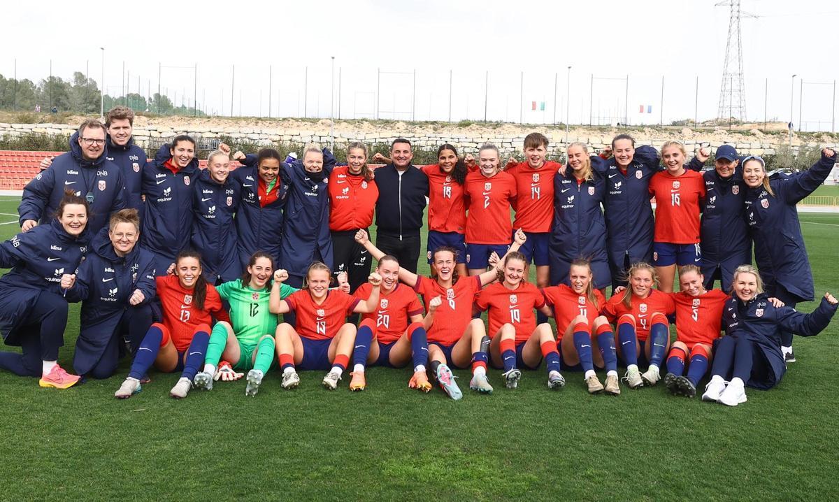 Bernabé Cano, alcalde de La Nucía, visitó esta primera jornada del torneo y felicitó a Noruega por su primera victoria.