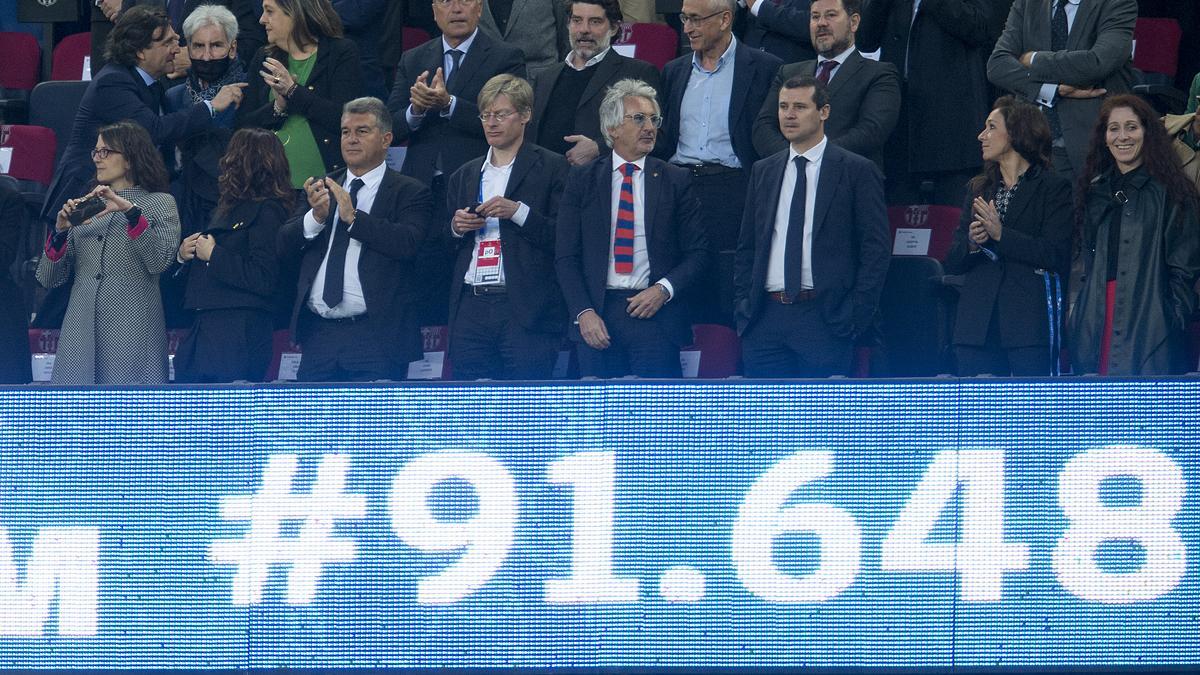 Joan Laporta en el palco con el nuevo récord de asistencia en le marcador durante el partido de ida de las semifinales de la champions femenina de fútbol entre el Barça  y el Wolfsburgo