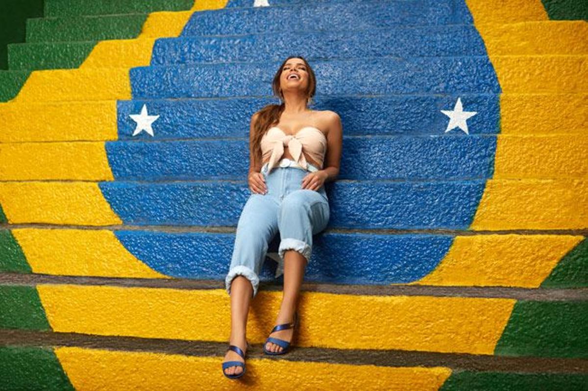 Anitta: amor por Brasil y con sandalias Ipanema