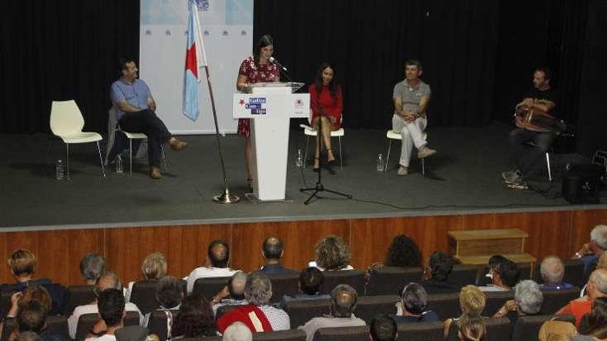 Luis Bará (sentado izda.) escucha a la alcaldesa de Moaña. // S.A.