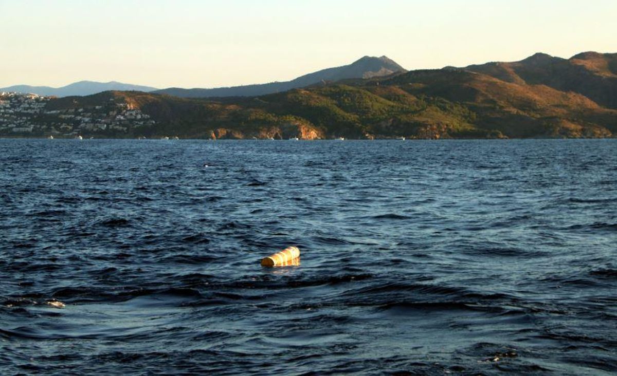 Una de les boies surant davant la costa de Roses.