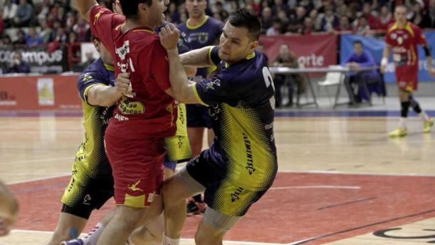 Moisés Simés intenta frenar a un rival durante el encuentro de ayer en Gijón. // La Nueva España