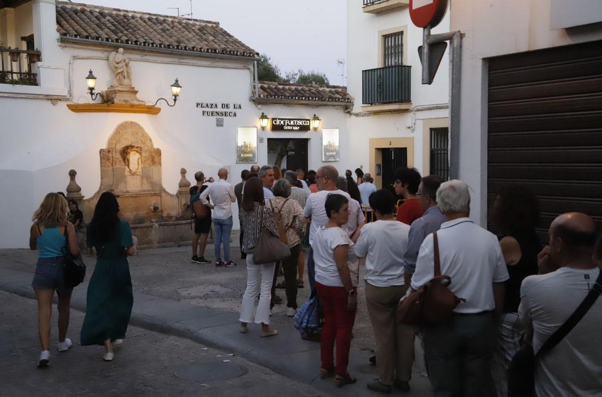 Cola a ala entrada del cine Fuenseca.