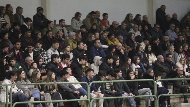 Público en un partido de la temporada pasada del Disiclín en el pabellón. |  Bernabé/Ángel Abeledo
