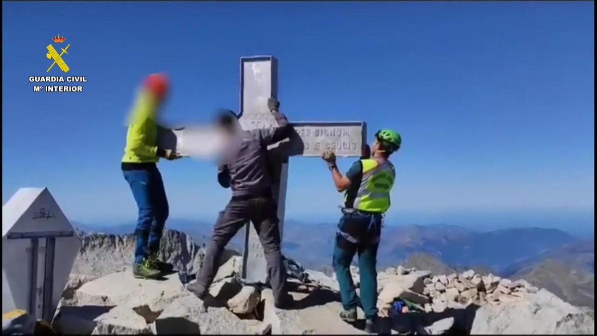 Bajan en helicóptero la cruz del pico Aneto para restaurarla