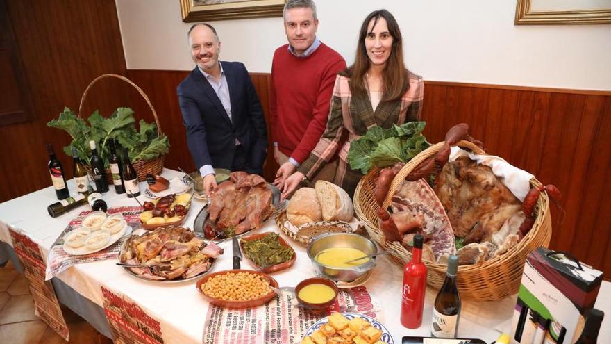 El delegado de Zona Franca, Luis Regades, y la diputada provincial de Turismo, Ana Laura Iglesias, asistieron ayer a la presentación de la fiesta con el alcalde de A Cañiza. // Anxo Gutiérrez