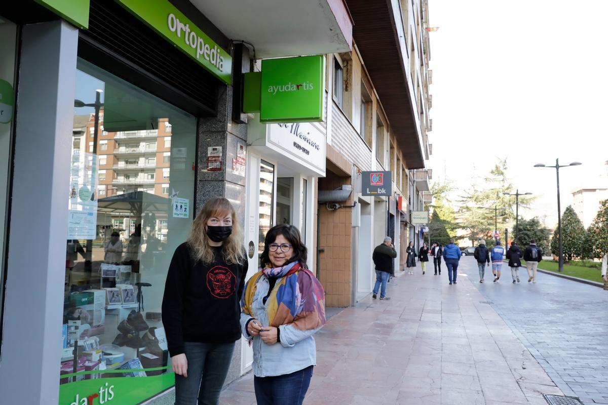 Esther Álvarez y Montse Palancar, en la plaza del Fresno.