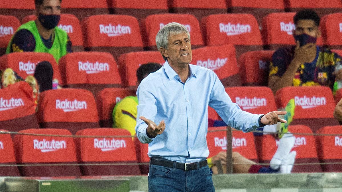 Quique Setién gesticula en la banda el FC Barcelona-Atlético.