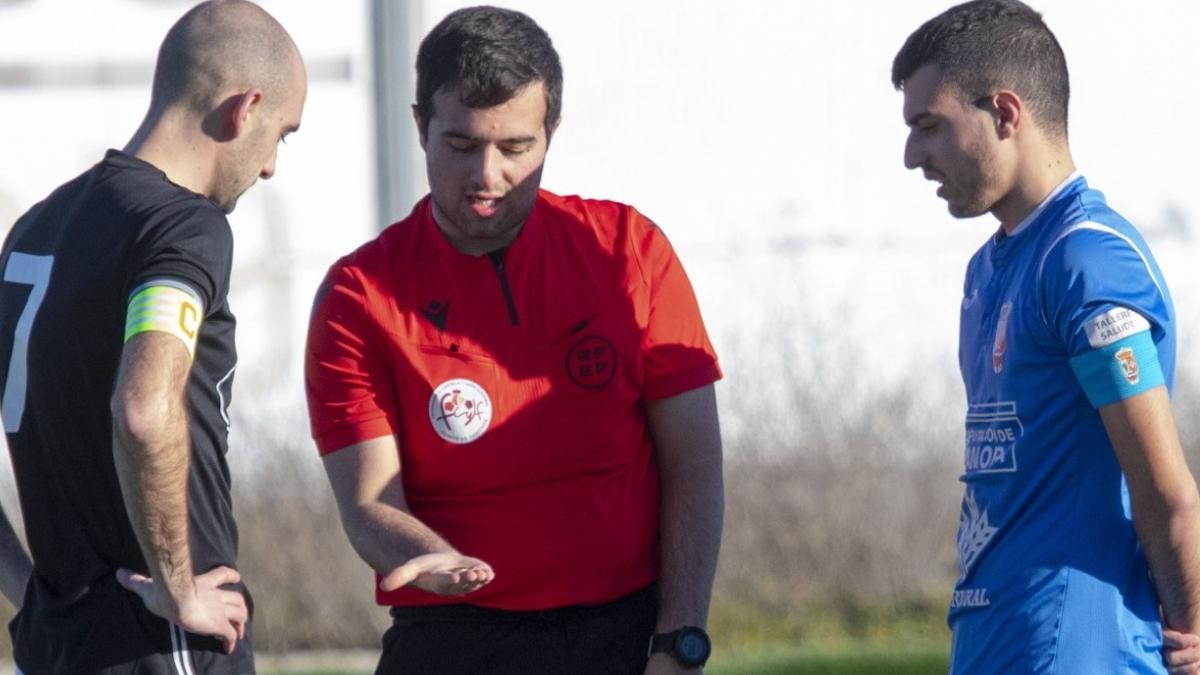 Imagen de un sorteo antes de la disputa de un partido de la Liga Provincial.