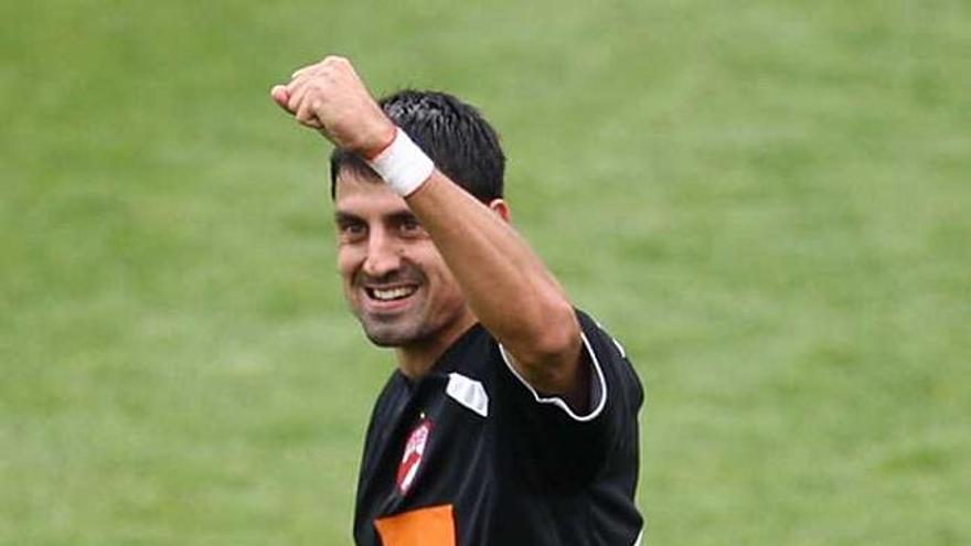 Danciulescu levanta la mano en señal de triunfo durante un partido