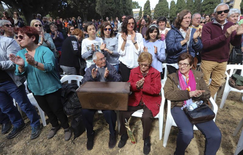 Entrega de los restos de los fusilados por el franquismo a sus familiares, en Paterna