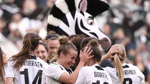 Las jugadoras de la Juventus celebran al final del partido de fútbol femenino Serie A Juventus FC vs Fiorentina Femenina, en el estadio Juventus de Turín.