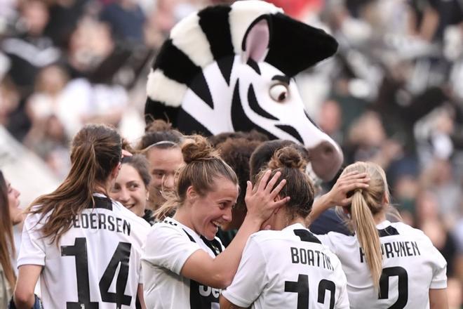 Las jugadoras de la Juventus celebran al final del partido de fútbol femenino Serie A Juventus FC vs Fiorentina Femenina, en el estadio Juventus de Turín.
