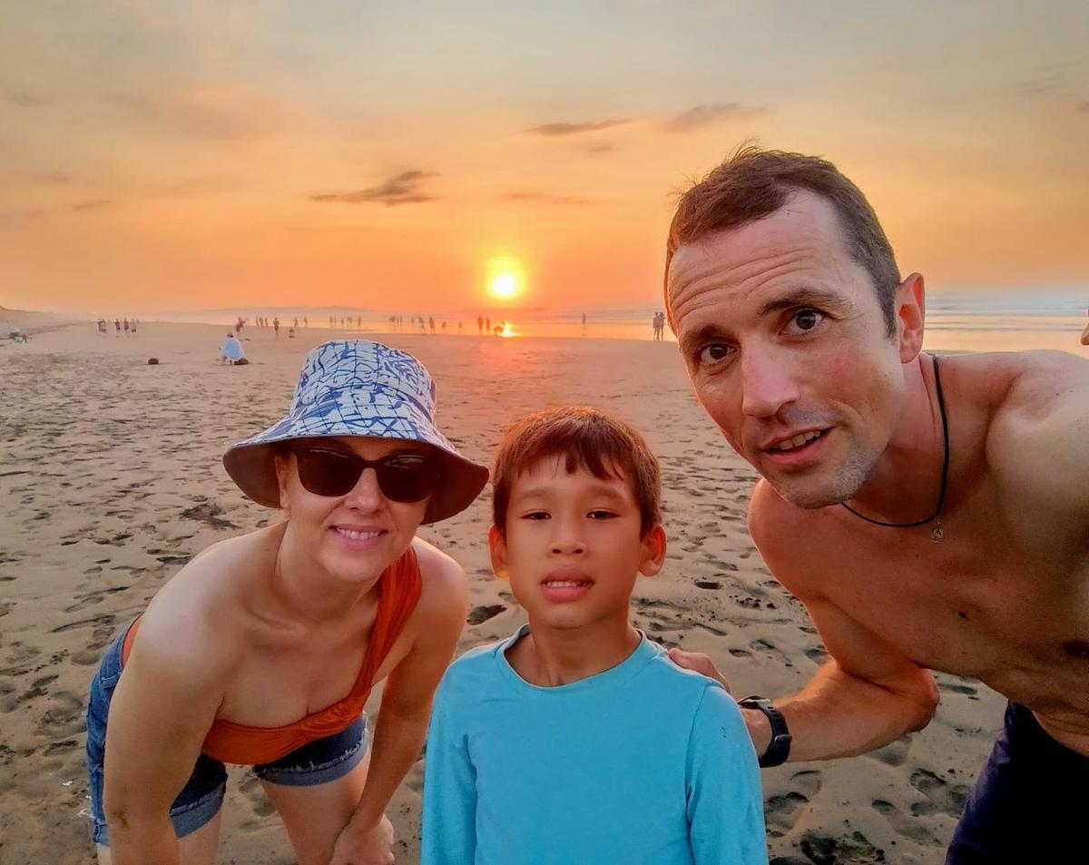 Paula Morán, con su hijo Enrique Fernández Morán y su marido, Enrique Fernández, en una playa de Costa Rica