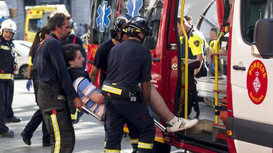 Serveis d&#039;emergències evacua un dels ferits a la Rambla.