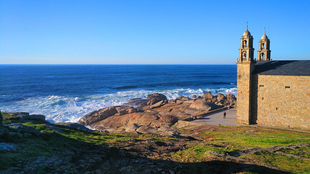 La iglesia del Santuario de la Virxe da Barca en Muxía