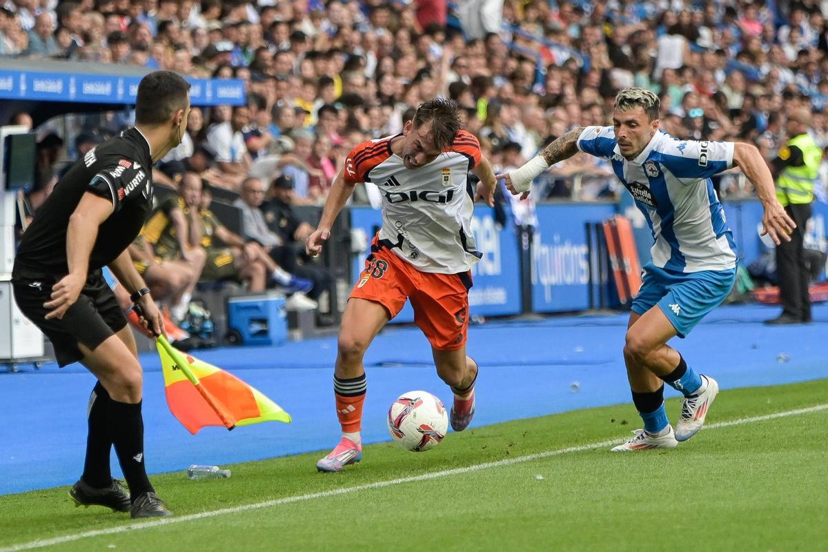 Lance del derbi entre el Deportivo y el Oviedo en Riazor.