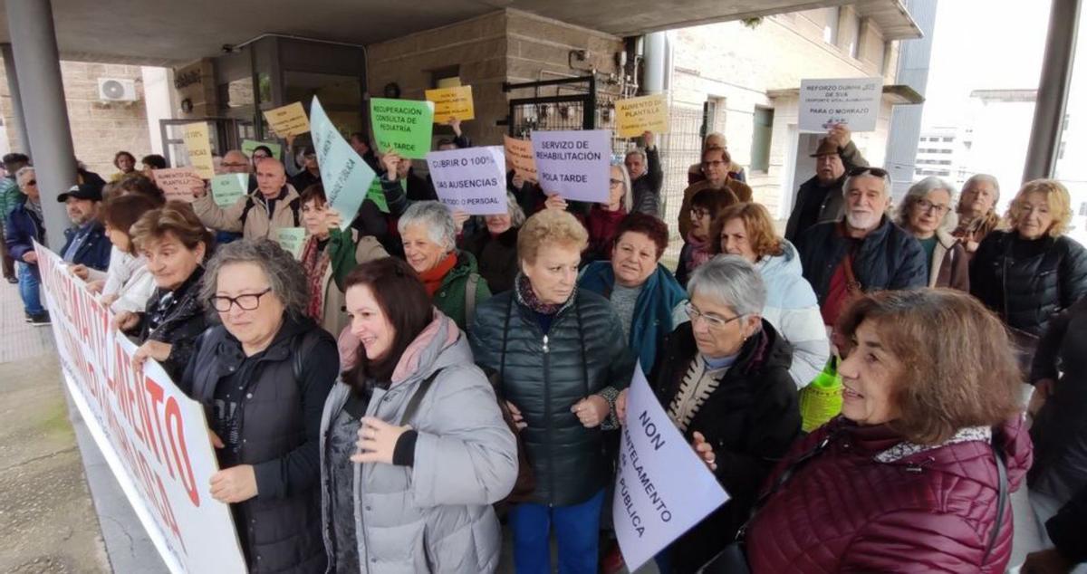 Asistentes a la concentración de ayer en Cangas. |  Santos Álvarez